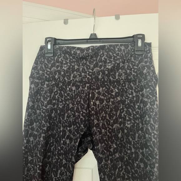 High Rise Cheta Print Leggings - Picture 2 of 8